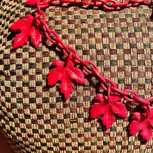 Vintage celluloid? Red leaf necklace with toggle clasp. - Picture 2 of 8